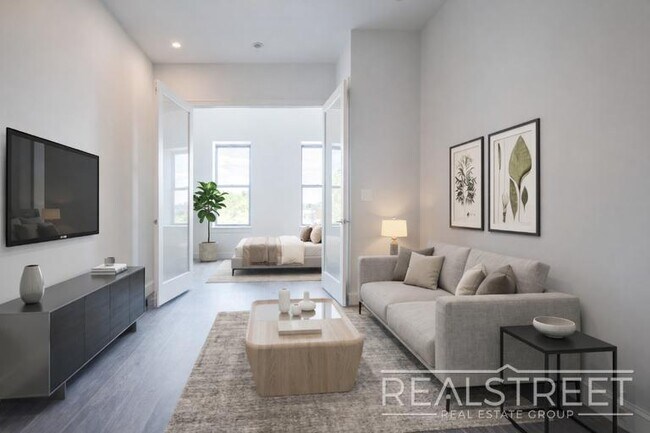 Building Photo - Super Bright 2 BED w LAUNDRY IN-Unit!