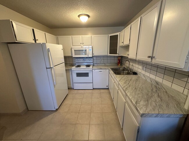 Building Photo - Serene & bright 2-bed, 2-bath, 1380 sq. ft...