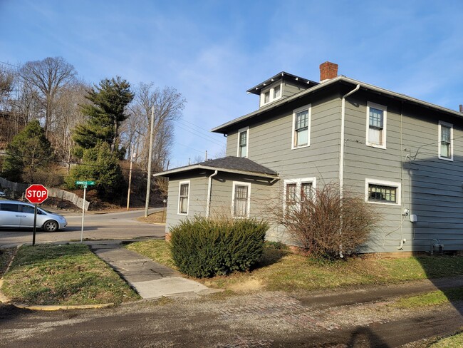 Building Photo - 1902 Kinneys Ln