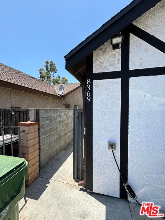 Foto del edificio - 8369 Deering Ave