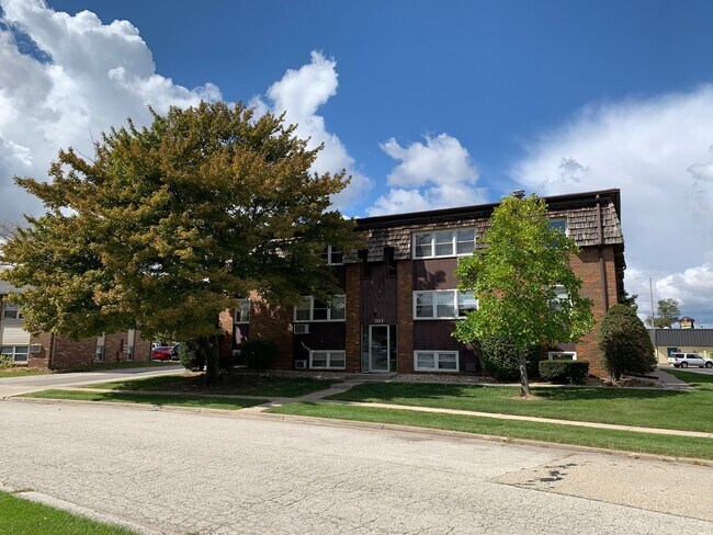 Building Photo - 703 Fairmont Dr