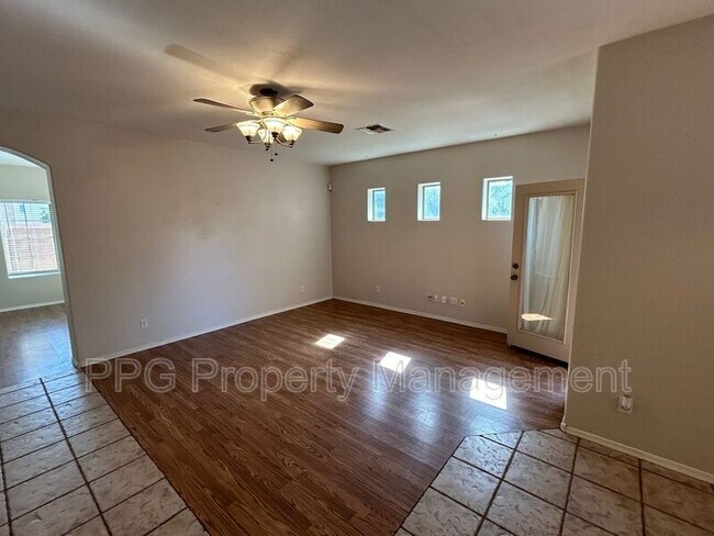 Foto del edificio - 16131 W Port Royale Ln