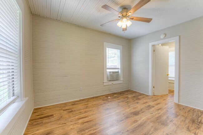 Building Photo - "Charming 1-Bedroom with Hardwood Floors i...