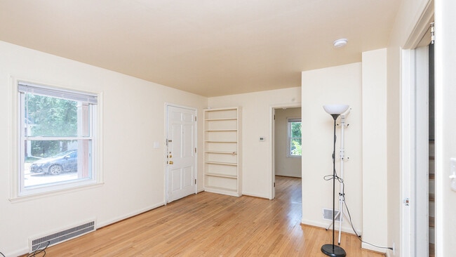 Building Photo - 903 Sylvan Ave