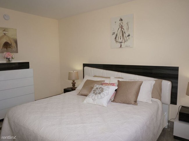 Building Photo - 280 W Broad St