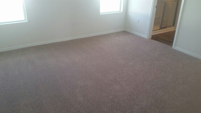 Building Photo - Great 3/2/2 in Coastal Woods available now!!