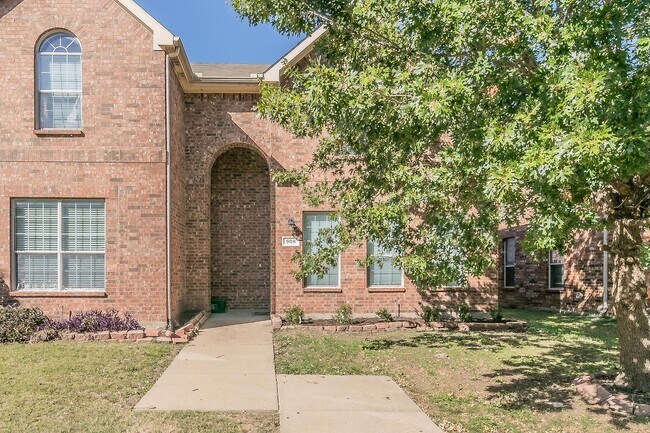 Foto del edificio - Newly Remolded in Lakewood-walking distance to the lake-   Move in special -50% off first months ...
