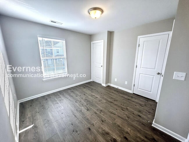 Foto del edificio - 223 Tara Ct