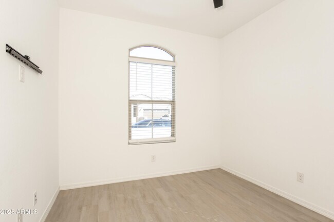 Foto del edificio - 24249 W Zak Rd