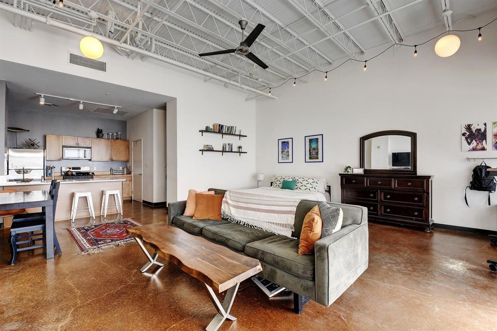 Foto principal - 2401 E 6th St