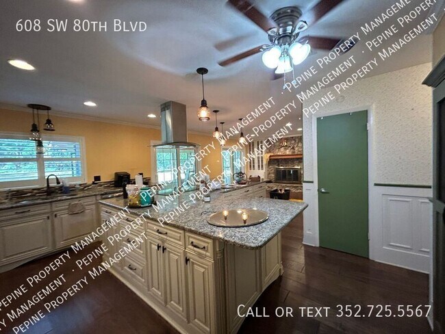 Foto del edificio - 608 SW 80th Blvd