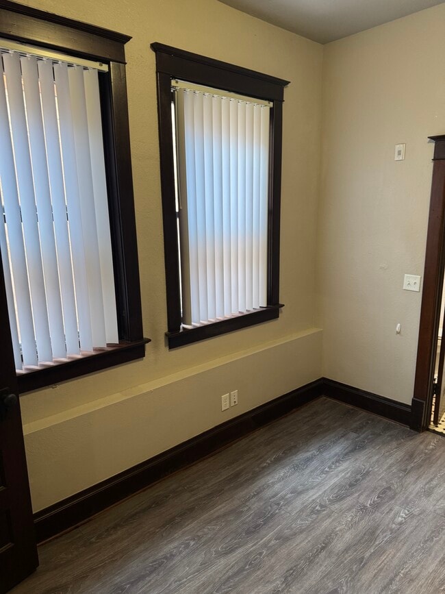 Building Photo - Western Building