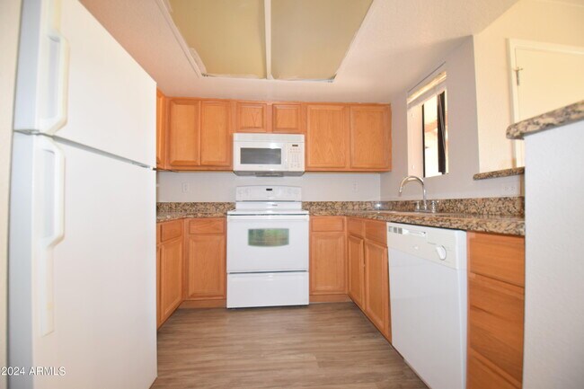 Building Photo - 5757 W Eugie Ave