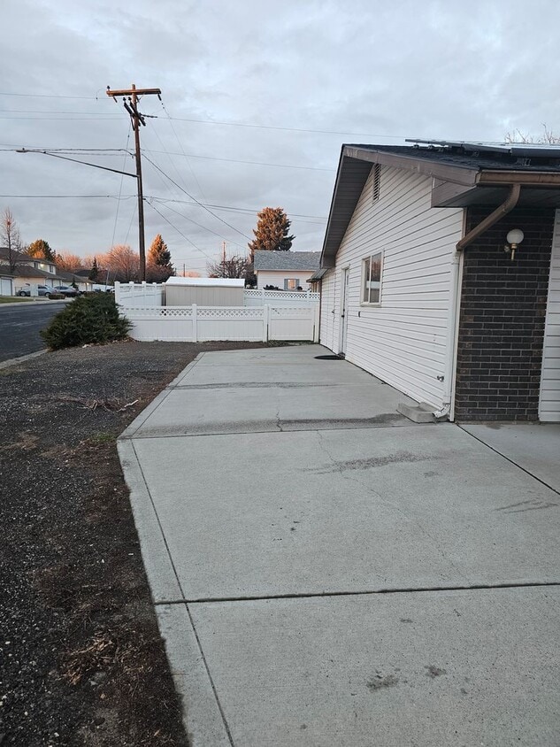 Building Photo - 1 bed, 1 bath fully furnished .  $200 flat fee for all utilities and internet service.