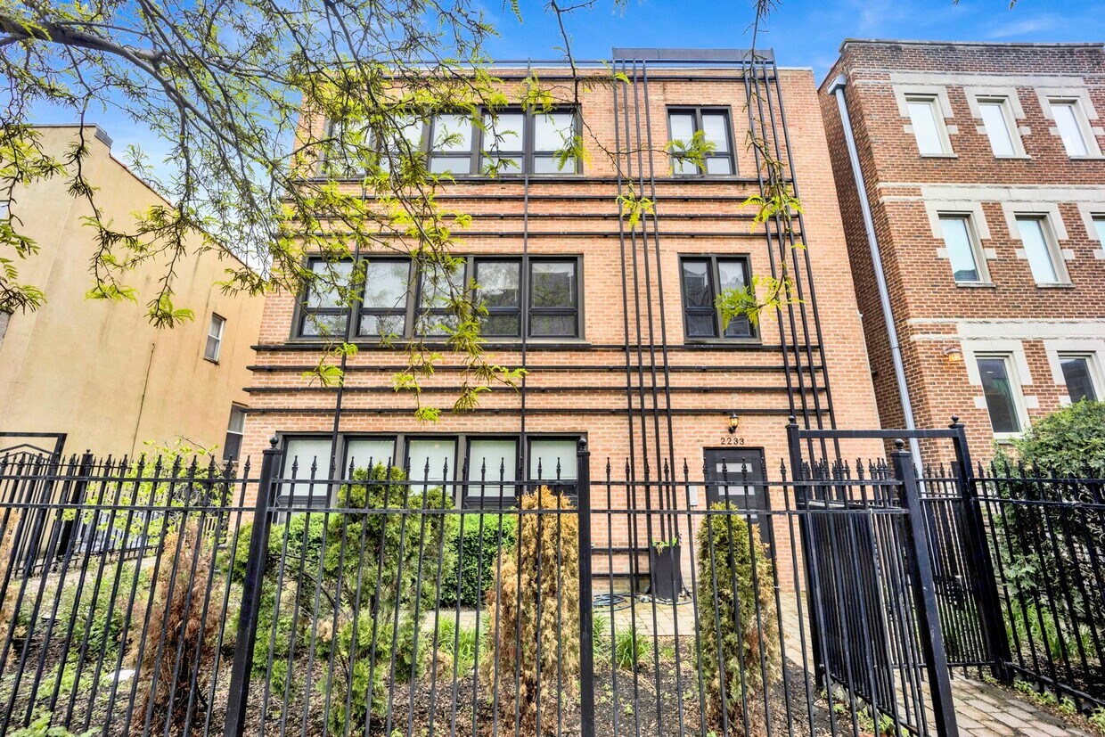 Foto principal - 2233 W Lawrence Ave