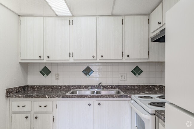 2BR, 2BA - 900SF - Villa Monterrey Apartments