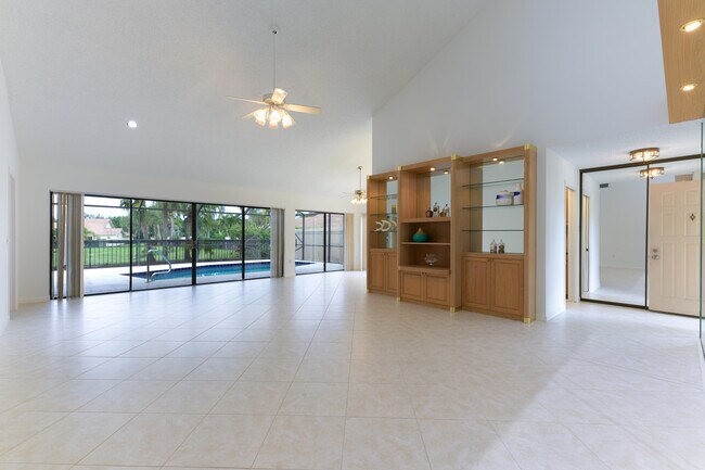 Foto del edificio - 240 E River Park Dr