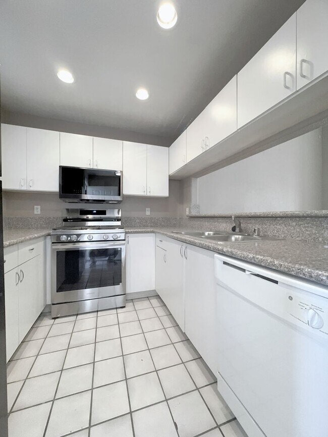 Foto del edificio - 2b2b Condo Tropicana/Jones  $1450