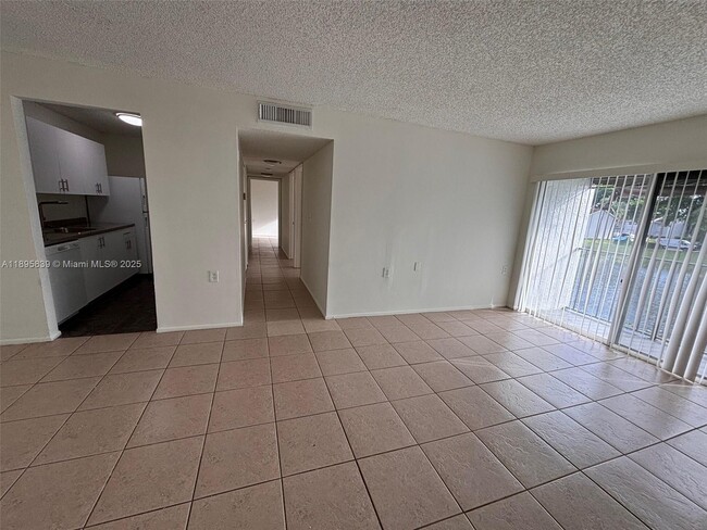 Building Photo - 1140 Lake Victoria Dr