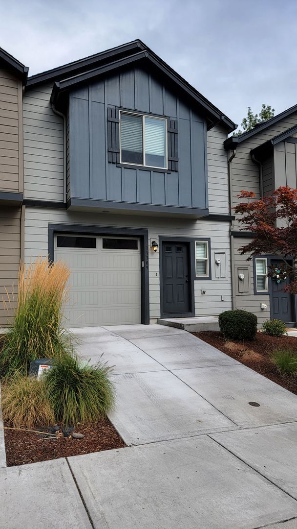 Building Photo - Bright and Contemporary Townhome with Open Layout