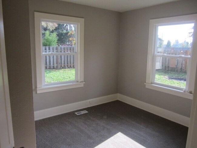 Building Photo - Cute Newley Remodeled 3 BD in Aloha!!