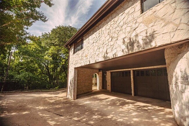Building Photo - 9409 Cedar Crest Dr