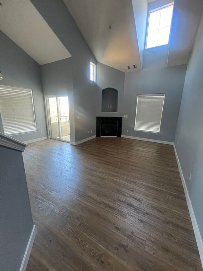 Building Photo - Stunning 2-bedroom PLUS LARGE BONUS ROOM/L...