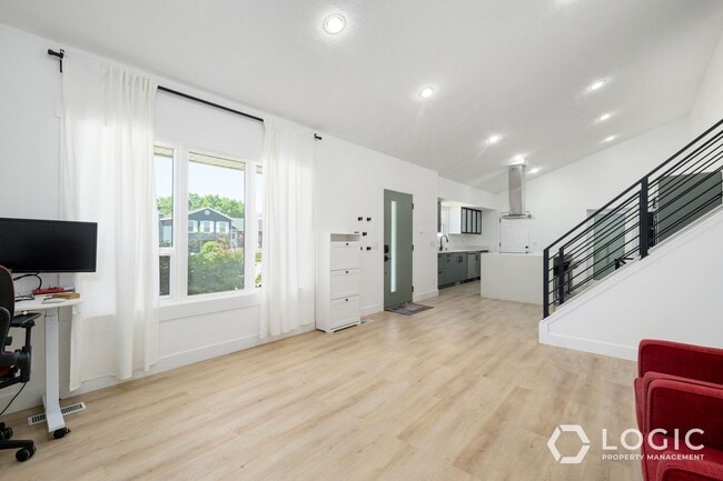 Building Photo - Beautiful Spacious Home with a Fully fence...