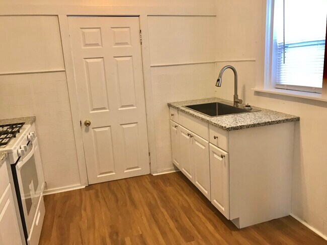 Kitchen - 918 Watson St SW