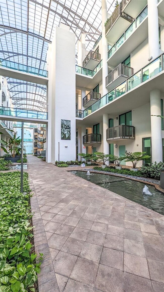 Foto del edificio - 6000 Collins Ave