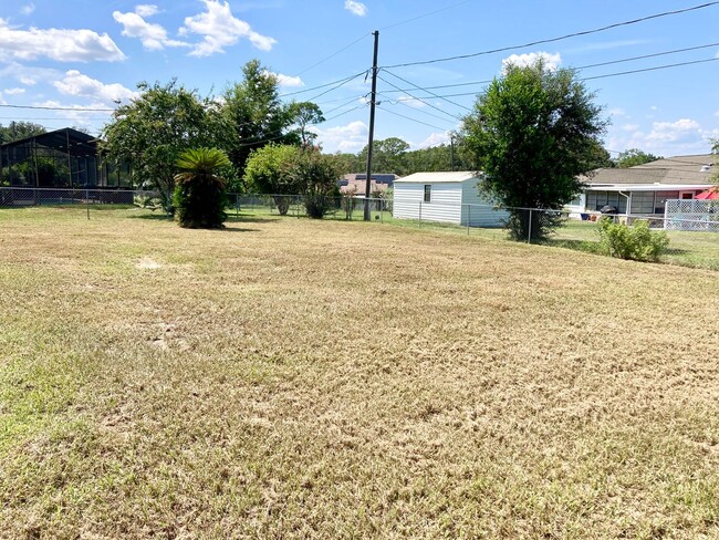 Building Photo - Available soon! 2 bedroom, 1.5 bath home w...