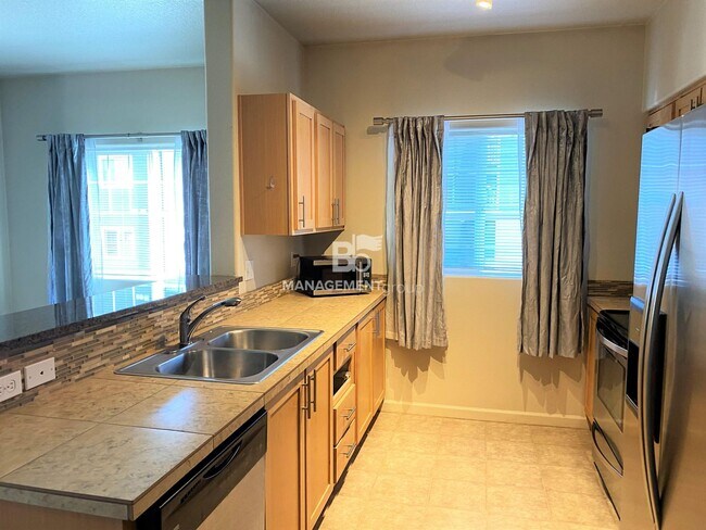 Foto del edificio - NW Portland-Timberland Community Light & Bright Condo Includes Garage!