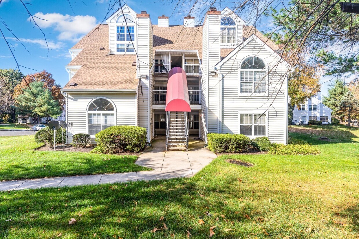 Primary Photo - 1011 Summerglen Court #202