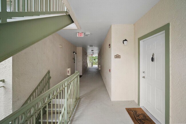 Building Photo - Amazing 3 bedroom 2 bathroom Condo in Estero