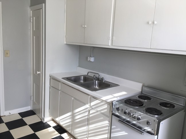 Kitchen - Redmont Gardens Apartments