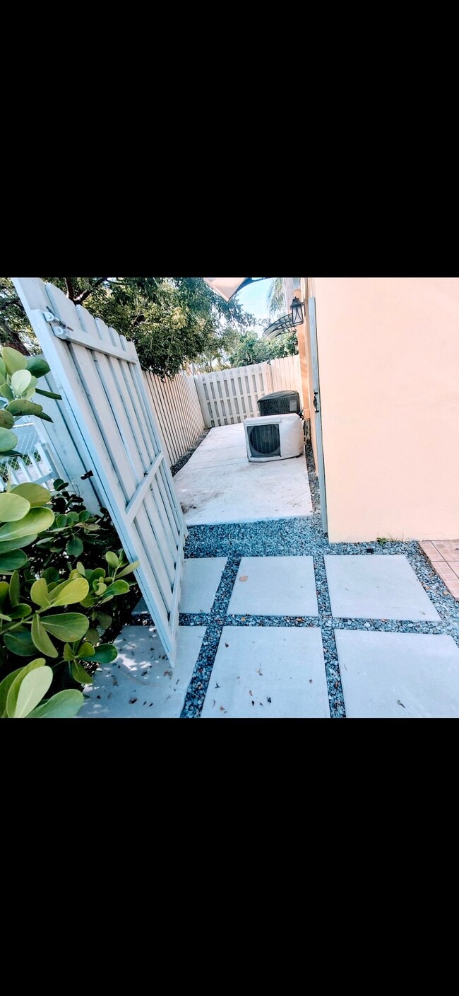 Building Photo - 10321 SW 158th Ter