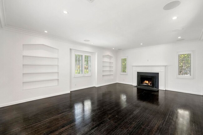 Foto del edificio - Designer-Done 3 Bed + 3 Bath in Prime Beve...