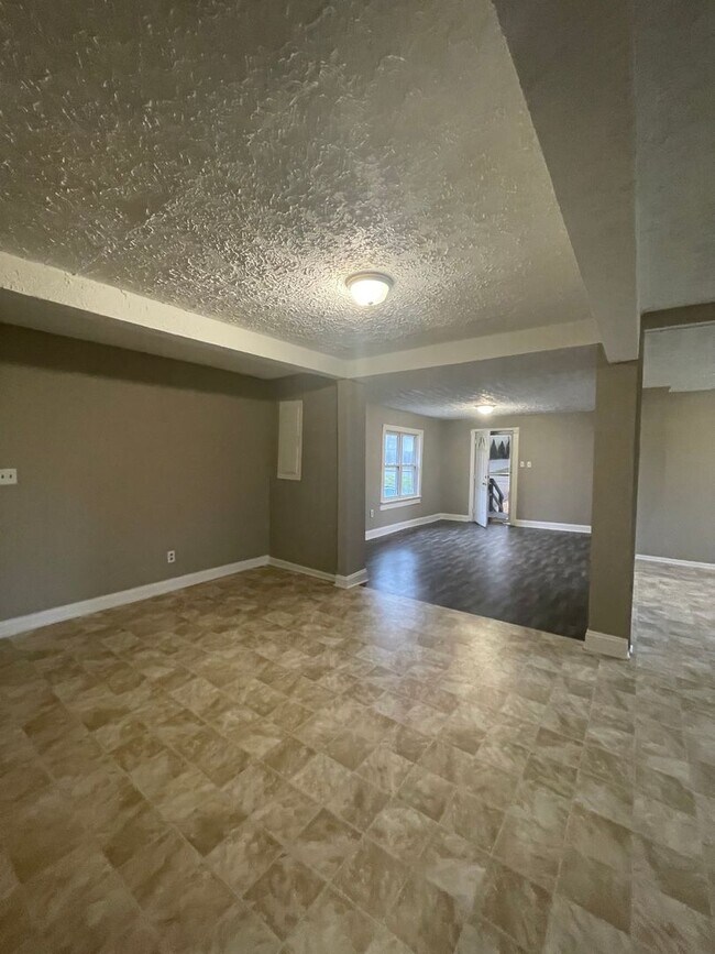 Building Photo - Spacious 4 Bedroom/2 Bath Home
