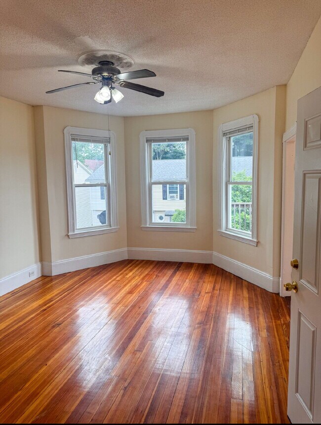 Foto del edificio - Spacious  4 Bed 2 Bath Boston Gem