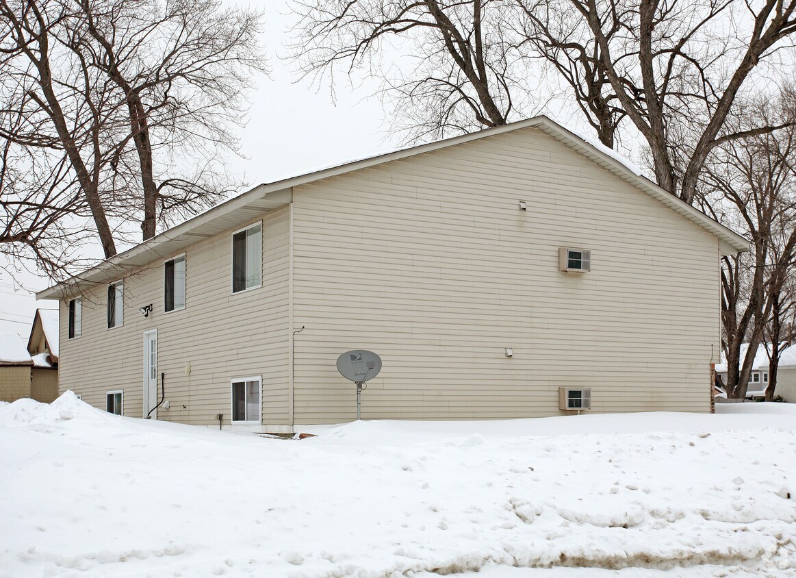 Building Photo - 2265 Helen St N