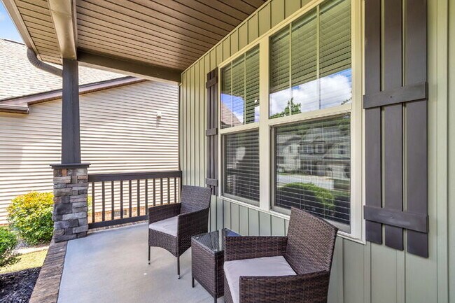 Foto del edificio - Charming 3-Bedroom Furnished Haven with Co...