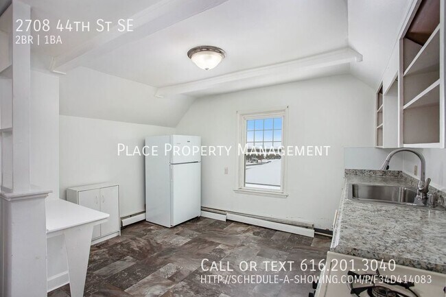 Foto del edificio - 2708 44th St Se - 2 Bed/1 Bath Upper Apart...