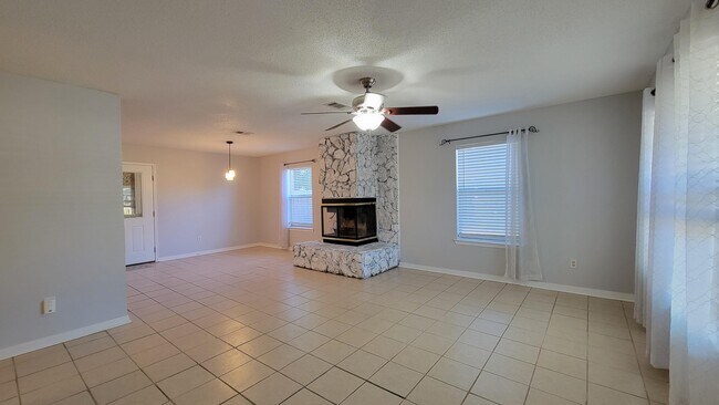 Building Photo - 1223 Redwood Ln
