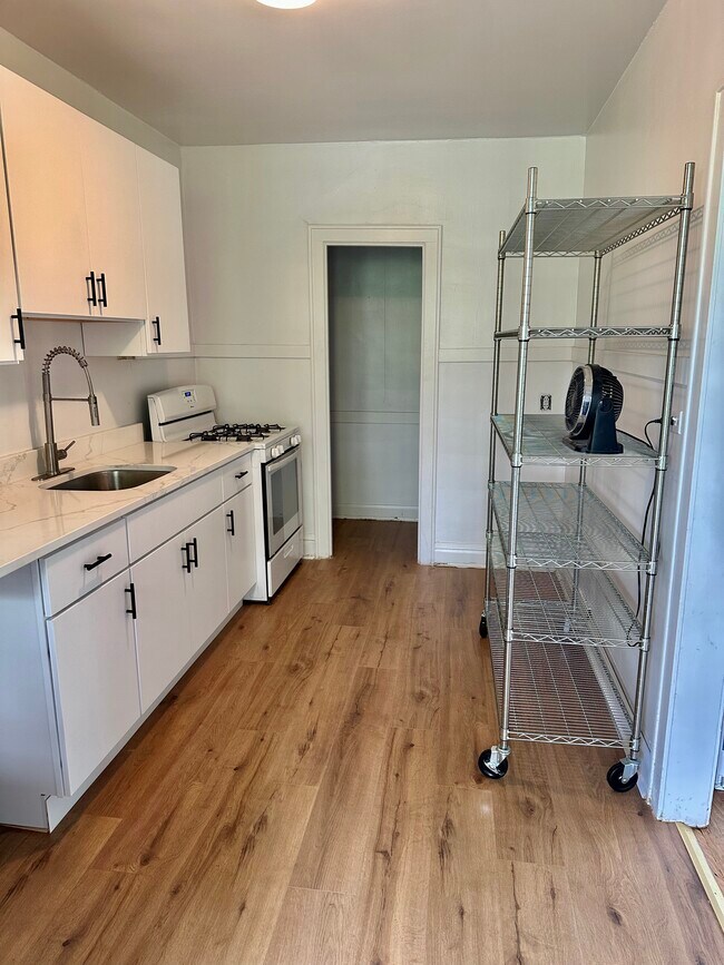 Building Photo - 704 S Maple Ave