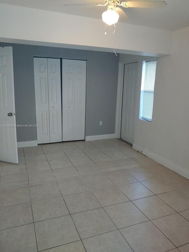Foto del edificio - 3721 SW 62nd Ave