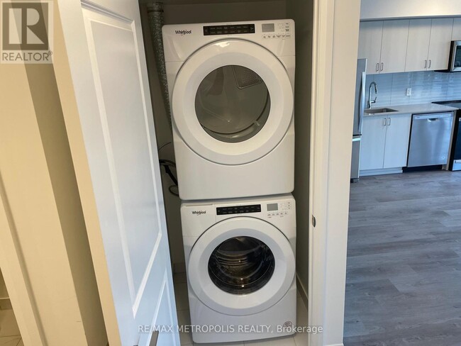 Building Photo - 325 Yorkland Blvd