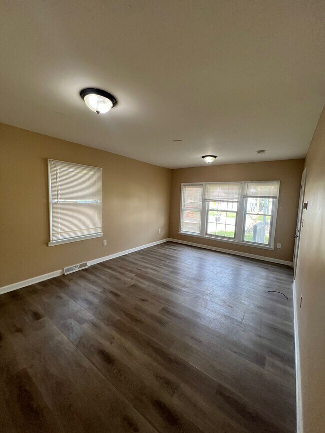 Foto del edificio - 8451 Rosemont Ave