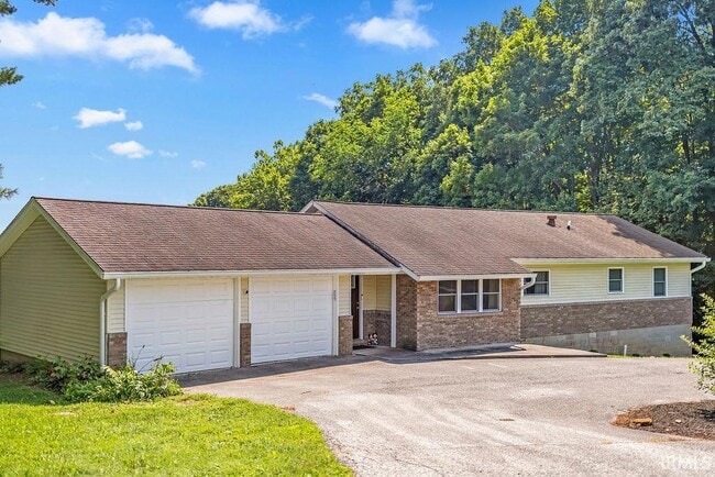 Building Photo - 1744 Parkview Dr