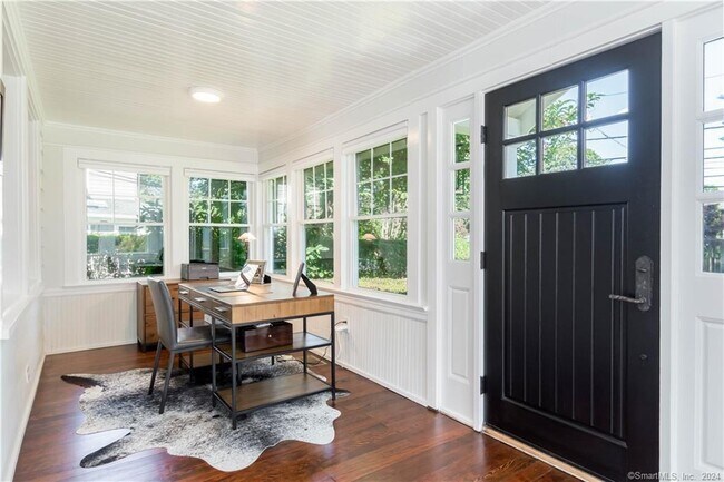 Foto del edificio - 303 Wakeman Rd