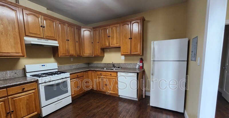 Primary Photo - 139 W Yosemite Ave